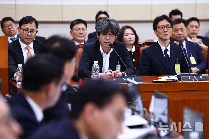 [서울=뉴시스] 김명년 기자 = 대장동 민간업자인 남욱 변호사가 지난 16일 오전 서울 여의도 국회 윤석열 정권 정치검찰 조작기소 의혹 사건 진상규명 국정조사특별위원회에서 열린 '대장동·김용 전 민주연구원 부원장·위례신도시 조작기소 의혹 사건' 청문회에서 의원 질의에 답변하고 있다. 2025.04.16. kmn@newsis.com