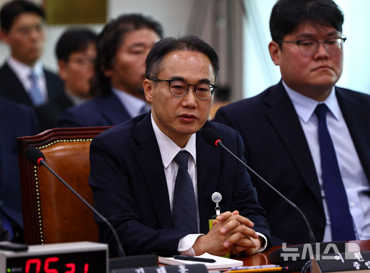 [서울=뉴시스] 김명년 기자 = 2차 특검팀(특별검사 권창영)은 23일 이원석 전 검찰총장에게 참고인 조사를 받을 것을 통보했다고 19일 밝혔다. 이 전 총장 측은 특검팀에 출석 여부를 밝히지 않았다고 한다. 2025.06.19 kmn@newsis.com