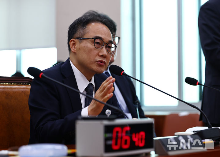 [서울=뉴시스] 김명년 기자 = 이원석 전 검찰총장이 16일 오전 서울 여의도 국회 윤석열 정권 정치검찰 조작기소 의혹 사건 진상규명 국정조사특별위원회에서 열린 '대장동·김용 전 민주연구원 부원장·위례신도시 조작기소 의혹 사건' 청문회에 출석해 의원 질의에 답변하고 있다. 2025.04.16. kmn@newsis.com