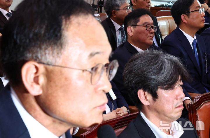 [서울=뉴시스] 김명년 기자 = 대장동 사건을 수사했던 엄희준 광주고검 검사가 16일 오전 서울 여의도 국회 윤석열 정권 정치검찰 조작기소 의혹 사건 진상규명 국정조사특별위원회에서 열린 '대장동·김용 전 민주연구원 부원장·위례신도시 조작기소 의혹 사건' 청문회에 출석해 답변하는 강백신 대구고검 검사 뒤로 앉아 있다. 오른쪽 아래는 남욱 대장동 민간업자. 2025.04.16. kmn@newsis.com