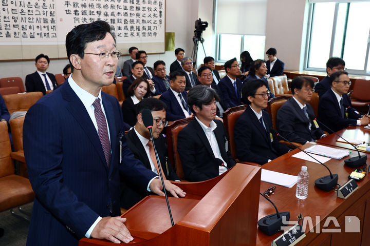 [서울=뉴시스] 김명년 기자 = 대장동 개발비리 사건을 지휘한 송경호 전 서울중앙지검장이 국회 윤석열 정권 정치검찰 조작기소 의혹 진상규명 국정조사특별위원회(국조특위)를 두고 "삼권분립에 정면으로 도전한 위헌적 행위"라고 작심 비판했다. 2026.04.19. kmn@newsis.com