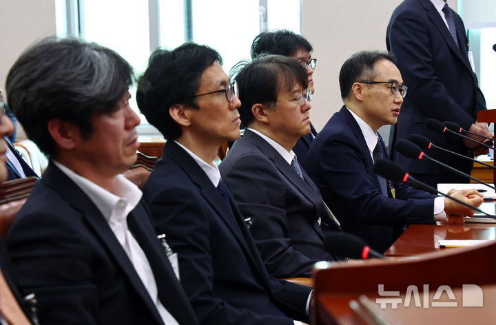 [서울=뉴시스] 김명년 기자 = 이원석 전 검찰총장이 16일 오전 서울 여의도 국회 윤석열 정권 정치검찰 조작기소 의혹 사건 진상규명 국정조사특별위원회에서 열린 '대장동·김용 전 민주연구원 부원장·위례신도시 조작기소 의혹 사건' 청문회에 출석해 의원 질의에 답변하고 있다. 2025.04.16. kmn@newsis.com