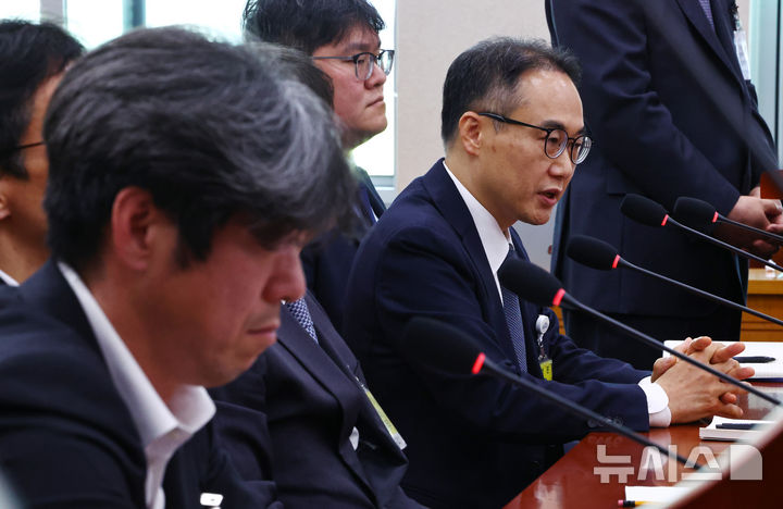 [서울=뉴시스] 김명년 기자 = 이원석 전 검찰총장이 16일 오전 서울 여의도 국회 윤석열 정권 정치검찰 조작기소 의혹 사건 진상규명 국정조사특별위원회에서 열린 '대장동·김용 전 민주연구원 부원장·위례신도시 조작기소 의혹 사건' 청문회에 출석해 의원 질의에 답변하고 있다. 2025.04.16. kmn@newsis.com