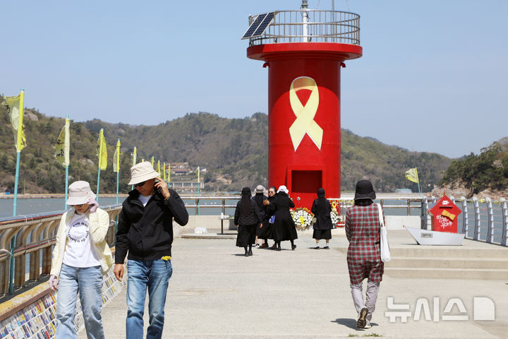 [진도=뉴시스] 이영주 기자 = 세월호 참사 12주기를 맞은 16일 오전 전남 진도군 팽목항에서 세월호 참사를 추모하러 온 추모객들이 모여들고 있다. 2026.04.16. photo@newsis.com