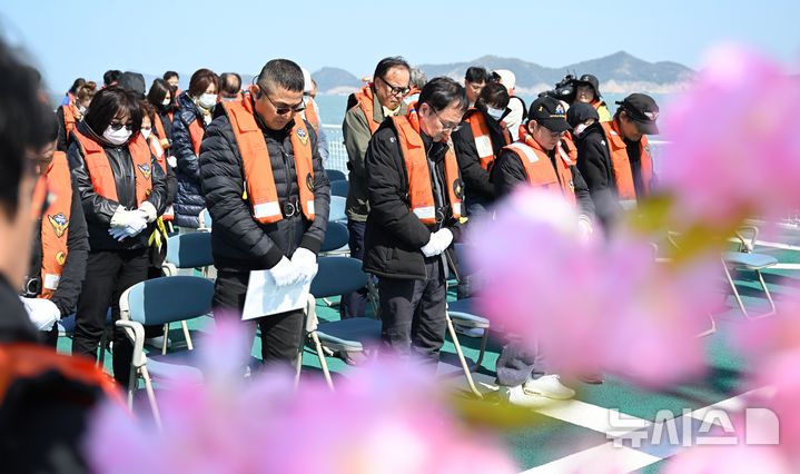 [진도=뉴시스] 이현행 기자 = 세월호 참사 12주기인 16일 오전 전남 진도군 맹골수도에서 선상추모식이 열리고 있다. 2026.04.16. lhh@newsis.com