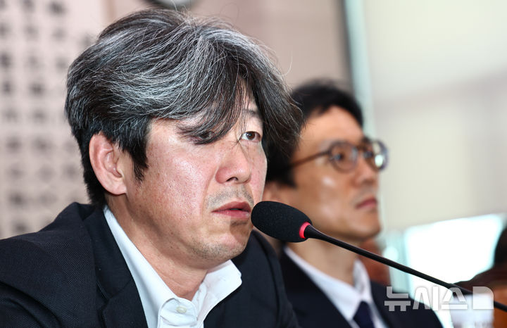 [서울=뉴시스] 김명년 기자 = 대장동 일대 원주민들이 남욱 변호사와 정영학 회계사를 상대로 30억원을 지급하라며 소송을 냈지만 법원이 이를 받아들이지 않았다. 사진은 남 변호사가 지난해 국회서 열린 청문회에서 답변하고 있는 모습. 2026.04.16. kmn@newsis.com