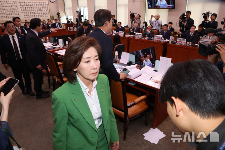 [서울=뉴시스] 김명년 기자 = 나경원 국민의힘 의원이 16일 오전 서울 여의도 국회 윤석열 정권 정치검찰 조작기소 의혹 사건 진상규명 국정조사특별위원회에서 열린 '대장동·김용 전 민주연구원 부원장·위례신도시 조작기소 의혹 사건' 청문회에서 퇴장하고 있다. 2025.04.16. kmn@newsis.com