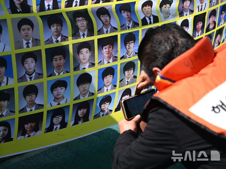 [진도=뉴시스] 이현행 기자 = 세월호 참사 12주기인 16일 오전 전남 진도군 맹골수도에서 열린 선상추모식 중 맞은 세월호 참사 유족들이 참사 해역을 바라보며 오열하고 있다. 2026.04.16. lhh@newsis.com