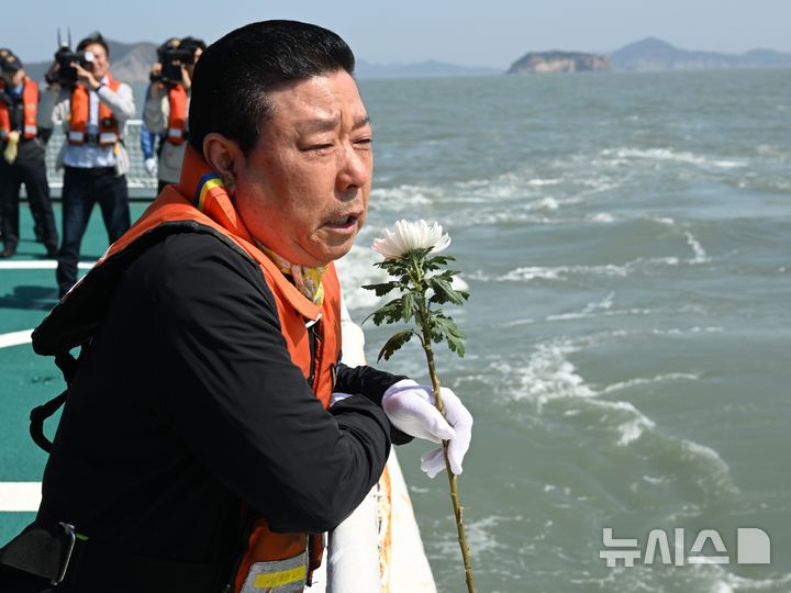 [진도=뉴시스] 이현행 기자 = 세월호 참사 12주기인 16일 오전 전남 진도군 맹골수도에서 열린 선상추모식 중 세월호 참사 유족들이 참사 해역을 바라보며 오열하고 있다. 2026.04.16. lhh@newsis.com