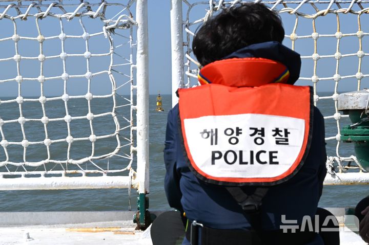 [진도=뉴시스] 이현행 기자 = 세월호 참사 12주기인 16일 오전 전남 진도군 맹골수도에서 열린 선상 추모식에 참석한 한 유족이 멍하니 세월호 참사 현장을 바라보고 있다. 2026.04.16. lhh@newsis.com