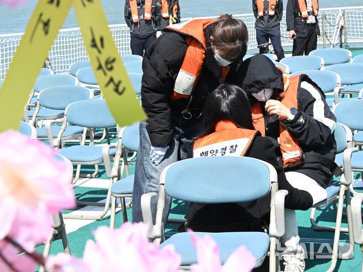 [진도=뉴시스] 이현행 기자 = 세월호 참사 12주기인 16일 오전 전남 진도군 맹골수도에서 열린 선상 추모식에 참석한 유족들이 오열하고 있다. 2026.04.16. lhh@newsis.com