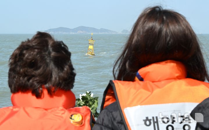 [진도=뉴시스] 이현행 기자 = 세월호 참사 12주기인 16일 오전 전남 진도군 맹골수도에서 열린 선상 추모식에 참석한 유족들이 참사 지점인 '세월호 부표'를 바라보고 있다. 2026.04.16. lhh@newsis.com