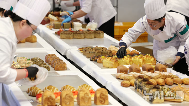 [서울=뉴시스] 조성우 기자 = 16일 서울 강남구 코엑스에서 열린 2026 한국국제베이커리페어에서 제빵 경연 프로그램이 진행되고 있다. 2026.04.16. xconfind@newsis.com