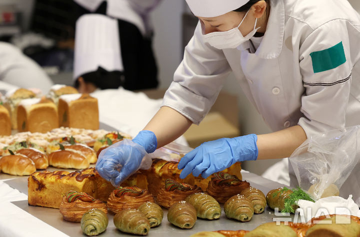 [서울=뉴시스] 조성우 기자 = 16일 서울 강남구 코엑스에서 열린 2026 한국국제베이커리페어에서 제빵 경연 프로그램이 진행되고 있다. 2026.04.16. xconfind@newsis.com