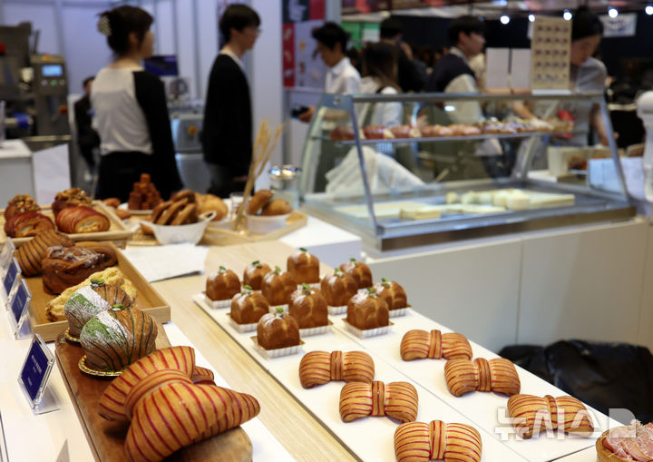 [서울=뉴시스] 조성우 기자 = 16일 서울 강남구 코엑스에서 열린 2026 한국국제베이커리페어를 찾은 관람객이 베이커리 작품을 살펴보고 있다. 2026.04.16. xconfind@newsis.com
