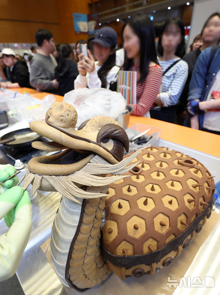 [서울=뉴시스] 조성우 기자 = 16일 서울 강남구 코엑스에서 열린 2026 한국국제베이커리페어에서 프랑스 제빵 제과 월드컵 쉐프가 베이킹 시연을 하고 있다. 2026.04.16. xconfind@newsis.com