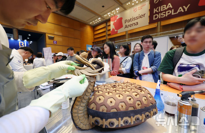 [서울=뉴시스] 조성우 기자 = 16일 서울 강남구 코엑스에서 열린 2026 한국국제베이커리페어에서 프랑스 제빵 제과 월드컵 쉐프가 베이킹 시연을 하고 있다. 2026.04.16. xconfind@newsis.com