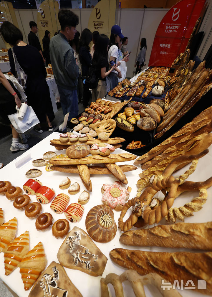 [서울=뉴시스] 조성우 기자 = 16일 서울 강남구 코엑스에서 열린 2026 한국국제베이커리페어를 찾은 관람객이 베이커리 작품을 살펴보고 있다. 2026.04.16. xconfind@newsis.com