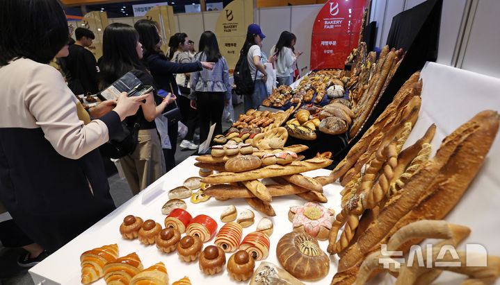 [서울=뉴시스] 조성우 기자 = 16일 서울 강남구 코엑스에서 열린 2026 한국국제베이커리페어를 찾은 관람객이 베이커리 작품을 살펴보고 있다. 2026.04.16. xconfind@newsis.com