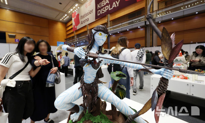 [서울=뉴시스] 조성우 기자 = 16일 서울 강남구 코엑스에서 열린 2026 한국국제베이커리페어를 찾은 관람객이 베이커리 작품을 살펴보고 있다. 2026.04.16. xconfind@newsis.com