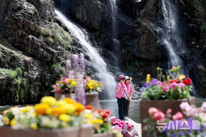 [서울=뉴시스] 김진아 기자 = 낮 최고기온이 28까지 오르는 등 초여름 날씨를 보인 16일 서울 서대문구 홍제천 인공폭포를 찾은 시민들이 더위를 식히고 있다. 2026.04.16. bluesoda@newsis.com
