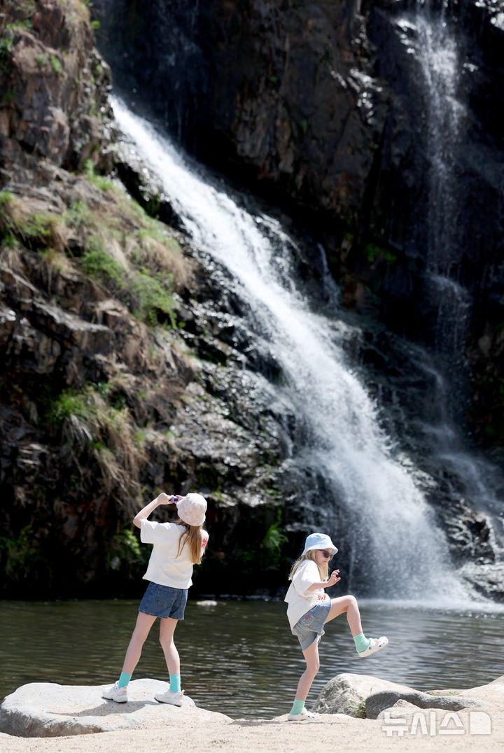[서울=뉴시스] 김진아 기자 = 낮 최고기온이 28까지 오르는 등 초여름 날씨를 보인 16일 서울 서대문구 홍제천 인공폭포를 찾은 외국인 어린이들이 더위를 식히고 있다. 2026.04.16. bluesoda@newsis.com