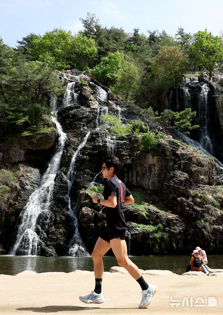 [서울=뉴시스] 김진아 기자 = 낮 최고기온이 28까지 오르는 등 초여름 날씨를 보인 16일 서울 서대문구 홍제천 인공폭포를 찾은 시민이 가벼운 옷차림으로 달리기를 하고 있다. 2026.04.16. bluesoda@newsis.com