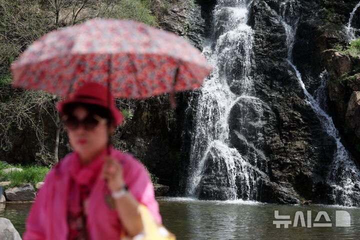 [서울=뉴시스] 김진아 기자 = 낮 최고기온이 28까지 오르는 등 초여름 날씨를 보인 16일 서울 서대문구 홍제천 인공폭포를 찾은 시민들이 더위를 식히고 있다. 2026.04.16. bluesoda@newsis.com
