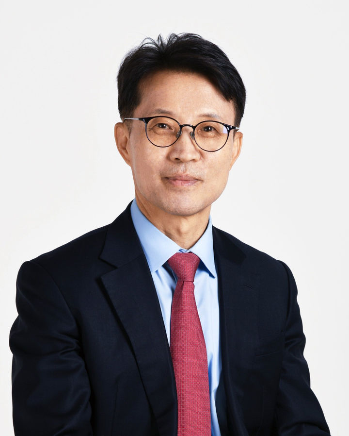 [서울=뉴시스] 이규연 홍보소통수석이 16일 청와대 춘추관에서 브리핑을 열고 저출산고령사회위원회 부위원장에 김진오 CBS 사장을 위촉했다고 밝혔다. (사진=청와대 제공) 2026.04.16. photo@newsis.com *재판매 및 DB 금지