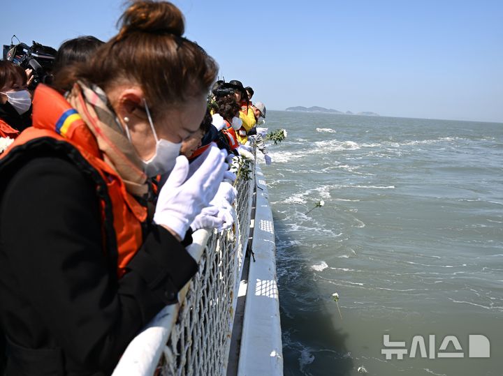 [진도=뉴시스] 이현행 기자 = 세월호 참사 12주기인 16일 오전 전남 진도군 맹골수도에서 열린 선상추모식 중 세월호 참사 유족들이 참사 해역을 바라보며 오열하고 있다. 2026.04.16. lhh@newsis.com