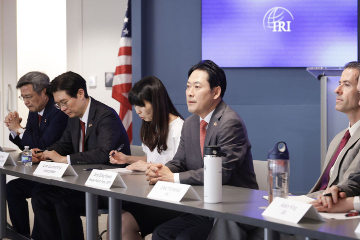 [서울=뉴시스]  장동혁 국민의힘 대표가 지난 15일(현지 시간) 미국 워싱턴 IRI에서 관계자들과 간담회하고 있다.(사진=국민의힘 제공) 2025.04.16. photo@newsis.com *재판매 및 DB 금지