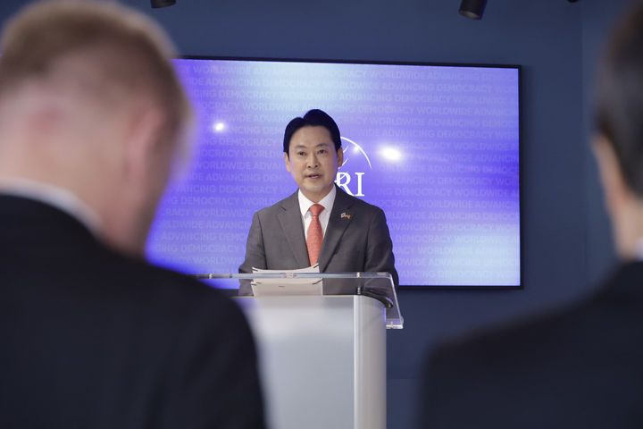 [서울=뉴시스] 장동혁 국민의힘 대표가 15일(현지 시간) 미국 워싱턴 IRI에서 관계자들과 간담회하고 있다.(사진=국민의힘 제공) 2025.04.16. photo@newsis.com *재판매 및 DB 금지