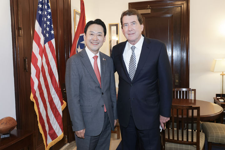 [서울=뉴시스] 장동혁 국민의힘 대표가 15일(현지 시간) 미국 워싱턴 의회에서 빌 헤거티 미 의회 상원의원과 만나 기념촬영하고 있다.(사진=국민의힘 제공) 2025.04.16. photo@newsis.com *재판매 및 DB 금지