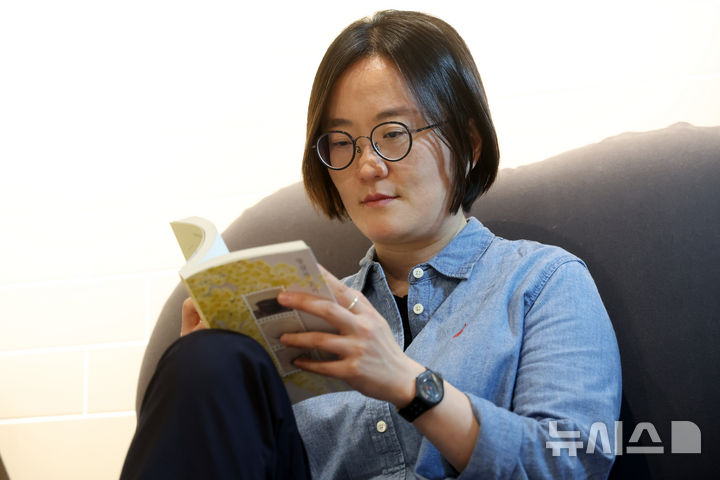 [서울=뉴시스] 박진희 기자 = 김혜진 작가가 지난 16일 서울 마포구 창비 서교빌딩에서 인터뷰 하고 있다. 작가는 최근 소설집 '달걀의 온기'를 출간했다. 2026.04.19. pak7130@newsis.com