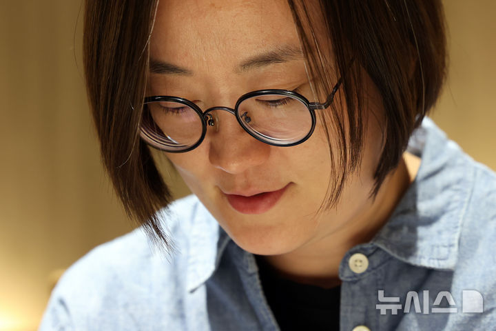 [서울=뉴시스] 박진희 기자 = 김혜진 작가가 지난 16일 서울 마포구 창비 서교빌딩에서 인터뷰 하고 있다. 작가는 최근 소설집 '달걀의 온기'를 출간했다. 2026.04.19. pak7130@newsis.com