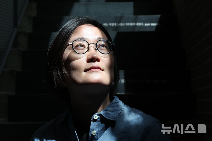 [서울=뉴시스] 박진희 기자 = 김혜진 작가가 지난 16일 서울 마포구 창비 서교빌딩에서 인터뷰 하고 있다. 작가는 최근 소설집 '달걀의 온기'를 출간했다. 2026.04.19. pak7130@newsis.com