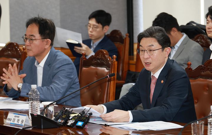 [서울=뉴시스] 이억원 금융위원장이 16일 오후 서울 중구 은행회관에서 열린 제5차 생산적 금융 대전환 회의에서 발언하고 있다. (사진=금융위원회 제공) 2026.04.16. photo@newsis.com *재판매 및 DB 금지