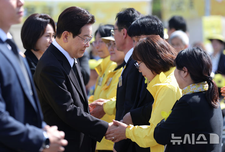 [안산=뉴시스] 최동준 기자 = 이재명 대통령과 김혜경 여사가 16일 경기 안산 화랑유원지에서 열린 세월호 참사 12주기 기억식에 입장하며 유가족과 악수하고 있다. 2026.04.16. photocdj@newsis.com