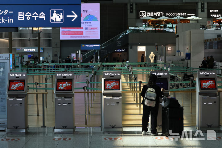 [인천공항=뉴시스] 황준선 기자 = 중동 전쟁으로 인한 유류할증료 폭등과 고환율 여파로 여행심리 위축이 우려되고 있는 16일 인천국제공항 1터미털 출발층이 한산한 모습을 보이고 있다. 2026.04.16. hwang@newsis.com