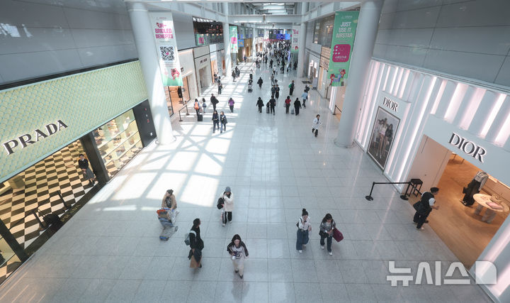 [인천공항=뉴시스] 황준선 기자 = 롯데면세점의 인천공항 매장 운영 개시를 하루 앞둔 16일 인천국제공항 1터미널 면세구역에서 승객들이 이동하고 있다. 롯데면세점은 지난 2023년 인천공항 제2여객터미널 면세사업 종료 이후 3년만에 신라면세점이 운영하던 자리인 인천공항 DF1(향수·화장품·주류·담배) 구역에 복귀하며 인천공항 면세 시장은 롯데·신라·신세계·현대의 4파전 구도로 되돌아온다. 2026.04.16. hwang@newsis.com