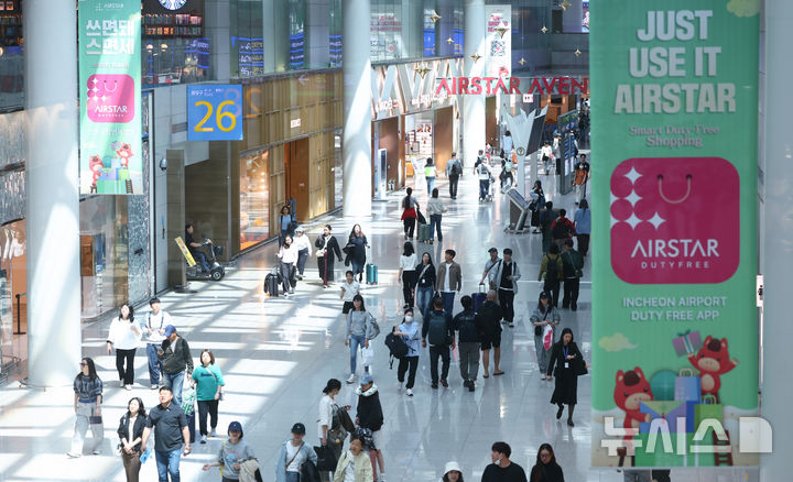 [인천공항=뉴시스] 황준선 기자 = 롯데면세점의 인천공항 매장 운영 개시를 하루 앞둔 16일 인천국제공항 1터미널 면세구역에서 승객들이 이동하고 있다. 롯데면세점은 지난 2023년 인천공항 제2여객터미널 면세사업 종료 이후 3년만에 신라면세점이 운영하던 자리인 인천공항 DF1(향수·화장품·주류·담배) 구역에 복귀하며 인천공항 면세 시장은 롯데·신라·신세계·현대의 4파전 구도로 되돌아온다. 2026.04.16. hwang@newsis.com