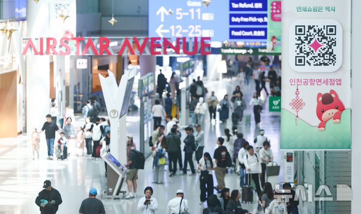 [인천공항=뉴시스] 황준선 기자 = 롯데면세점의 인천공항 매장 운영 개시를 하루 앞둔 16일 인천국제공항 1터미널 면세구역에서 승객들이 이동하고 있다. 롯데면세점은 지난 2023년 인천공항 제2여객터미널 면세사업 종료 이후 3년만에 신라면세점이 운영하던 자리인 인천공항 DF1(향수·화장품·주류·담배) 구역에 복귀하며 인천공항 면세 시장은 롯데·신라·신세계·현대의 4파전 구도로 되돌아온다. 2026.04.16. hwang@newsis.com