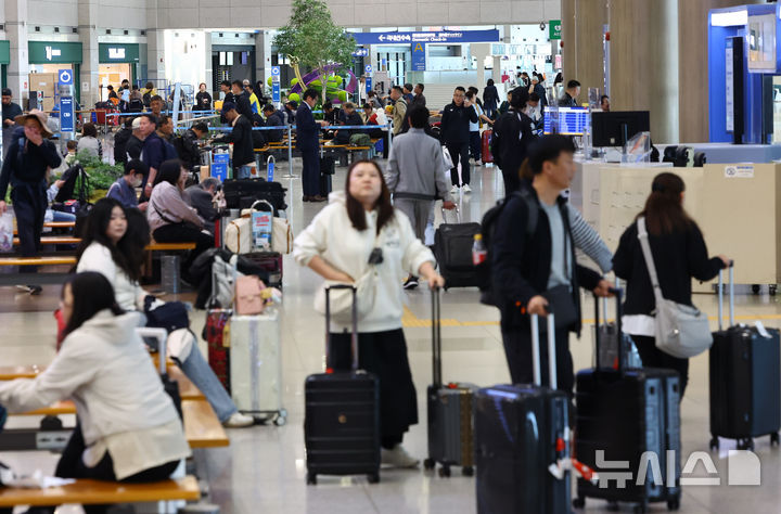 [인천공항=뉴시스] 황준선 기자 = 16일 인천국제공항 1터미널 도착층에서 승객들이 이동하고 있다. 2026.04.16. hwang@newsis.com