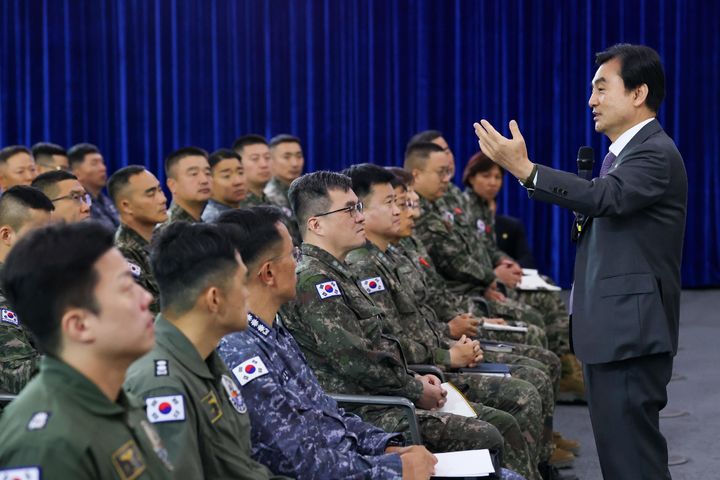 [서울=뉴시스] 안규백 국방부 장관이 16일 부산 해군작전사령부 마라도함에서 해군·해병대 지휘관들을 대상으로 지휘역량 강화를 위한 특별강연을 하고 있다. (사진=국방부 제공) 2026.04.16. photo@newsis.com *재판매 및 DB 금지