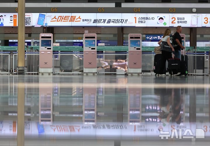 [인천공항=뉴시스] 황준선 기자 = 중동 전쟁으로 인한 유류할증료 폭등과 고환율 여파로 여행심리 위축이 우려되고 있는 16일 인천국제공항 1터미털 출발층이 한산한 모습을 보이고 있다. 2026.04.16. hwang@newsis.com
