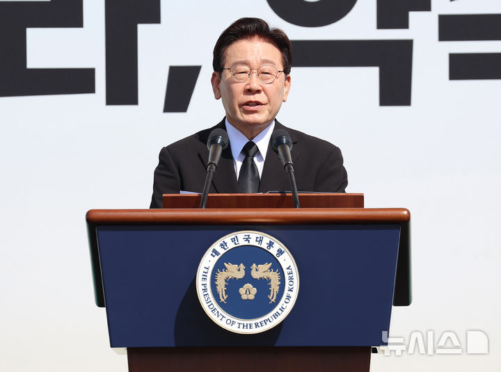 [안산=뉴시스] 최동준 기자 = 이재명 대통령이 16일 경기 안산 화랑유원지에서 열린 세월호 참사 12주기 기억식에서 추도사를 하고 있다. 2026.04.16. photocdj@newsis.com