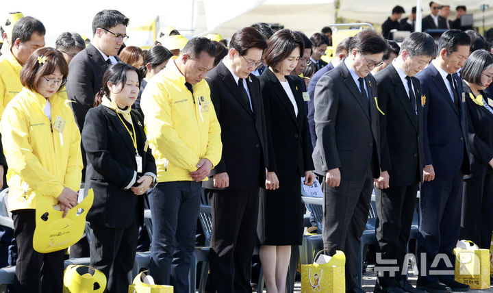 [안산=뉴시스] 최동준 기자 = 이재명 대통령과 김혜경 여사가 16일 경기 안산 화랑유원지에서 열린 세월호 참사 12주기 기억식에서 참석자들과 희생자에 대한 묵념을 하고 있다. 2026.04.16. photocdj@newsis.com