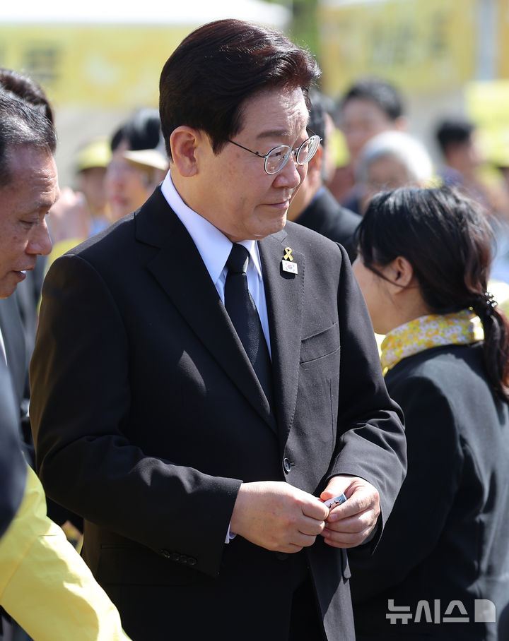 [안산=뉴시스] 최동준 기자 = 이재명 대통령이 16일 경기 안산 화랑유원지에서 열린 세월호 참사 12주기 기억식에 입장하고 있다. 2026.04.16. photocdj@newsis.com