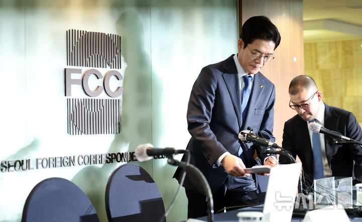 [서울=뉴시스] 최진석 기자 = 정원오 더불어민주당 서울시장 후보가 16일 서울 중구 한국프레스센터에서 열린 서울외신기자클럽(SFCC) 초청간담회에 입장하고 있다. 2026.04.16. myjs@newsis.com