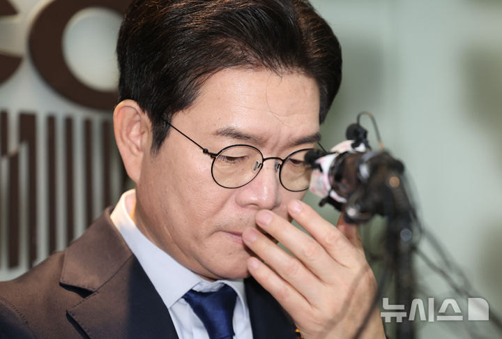 안경 고쳐쓰는 정원오 민주당 서울시장 후보